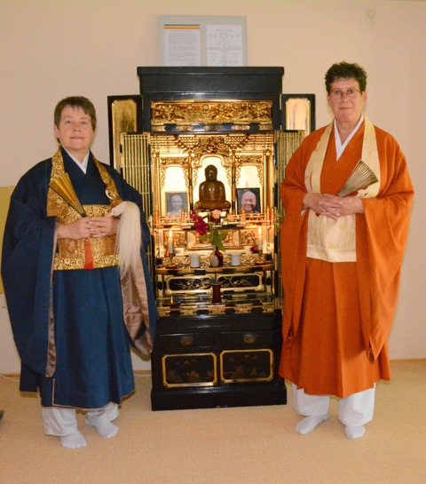 Tetsue roshi (l) en Jiun Hogen roshi voor het altaar in de memorial room.